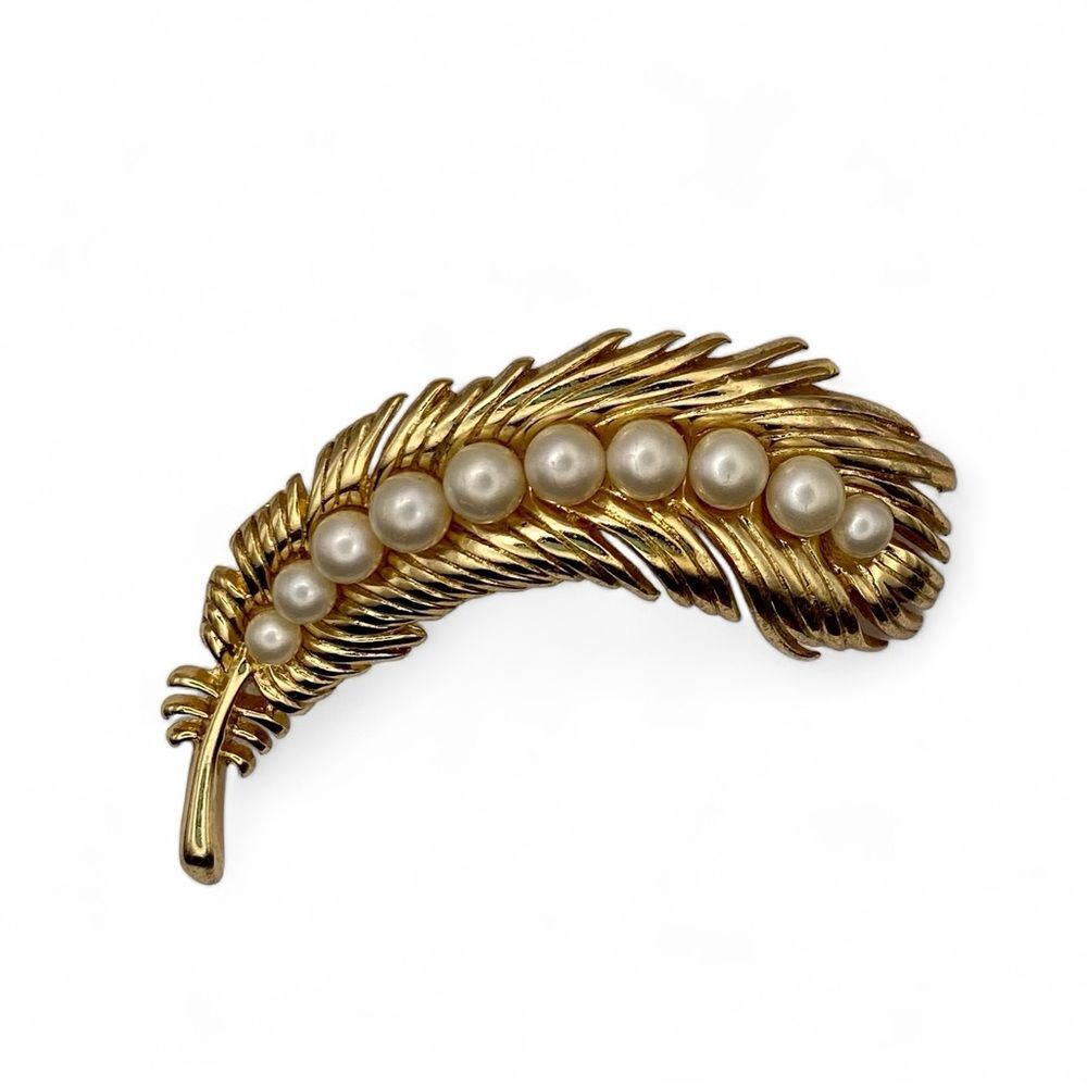 Vintage Crown Trifari Gold Tone Feather Faux Pearl Brooch